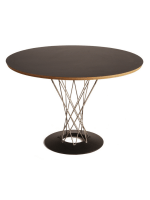 Mesa redonda com tampo em madeira, estrutura cromada e base com acabamento a preto