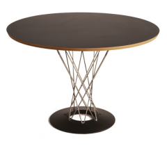Mesa redonda com tampo em madeira, estrutura cromada e base com acabamento a preto